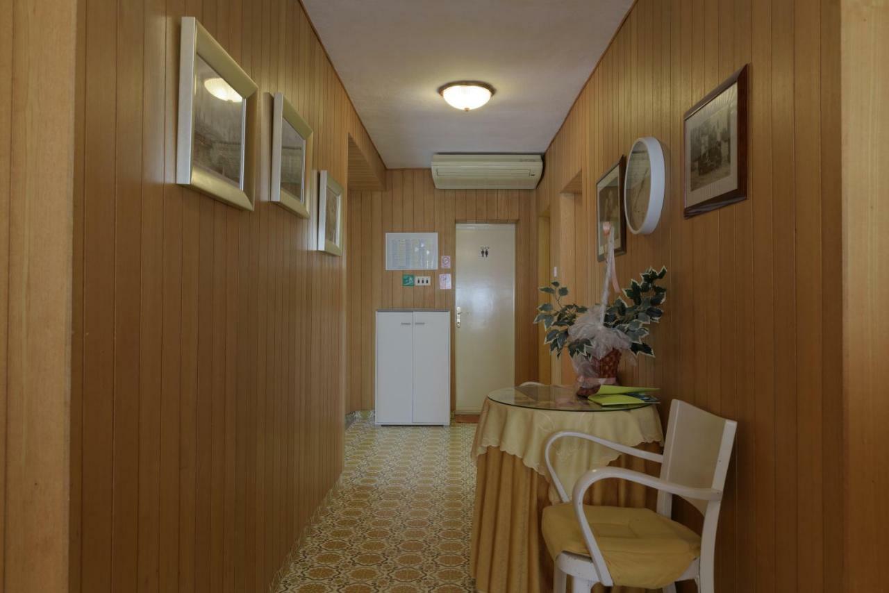 Rooms Mirjana - Centre Of Traù Esterno foto